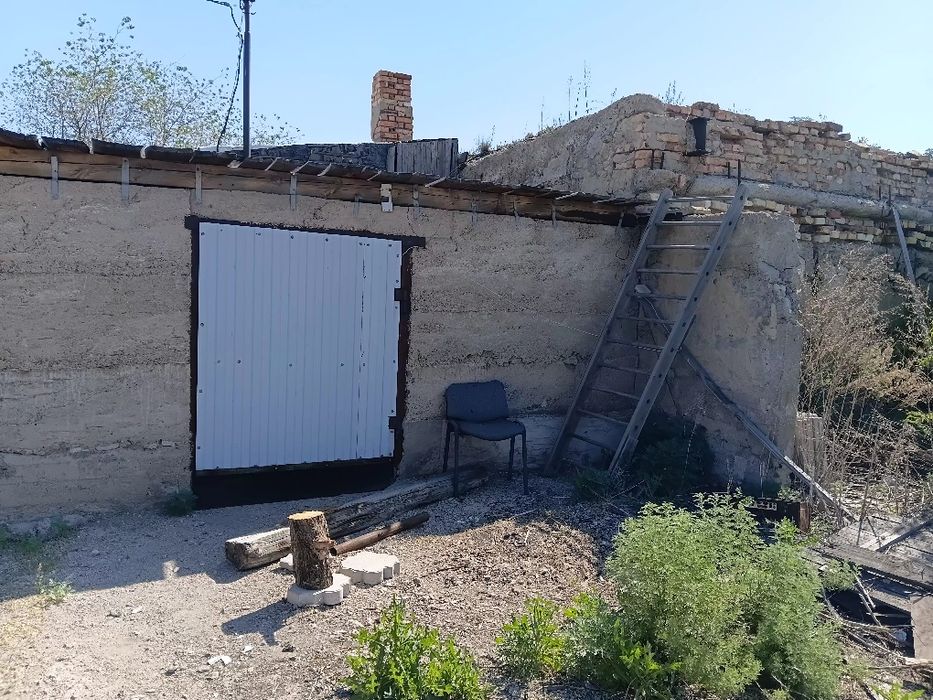 Продам участок с постройками