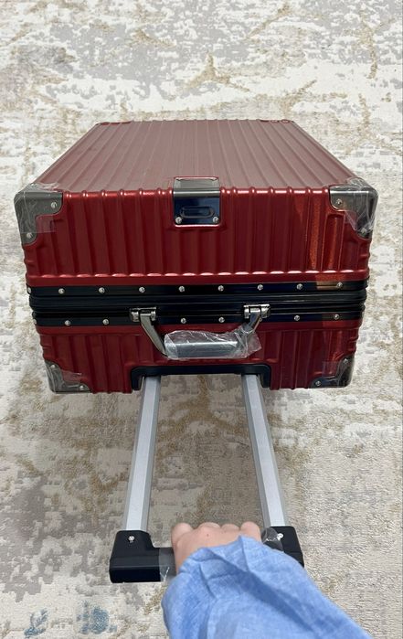 Продаю новый чемодан в редком ретро-дизайне