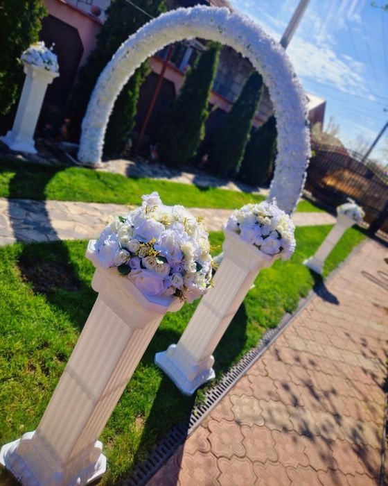 Corturi pentru evenimente – închiriere complet echipată