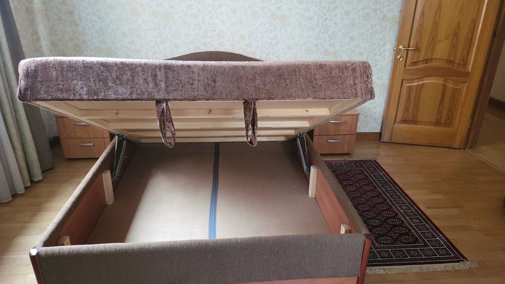 Продам спальный гарнитур