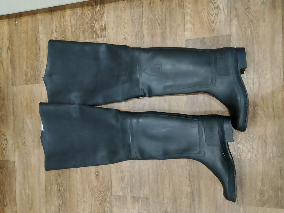 Продаю резиновые сапоги.