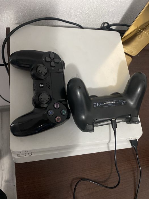 Ps 4 slim in stare buna perfect functionala CD de gta 5 si inca cateva jocuri instalate il dau cu tot cu fire si manete mentenanta facuta acm 2 sapt