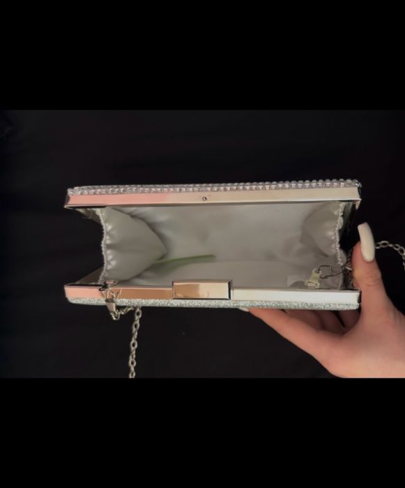 Елегантна сребриста клъч чанта