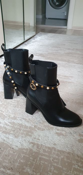 Botine damă Zara cu inserții aurii