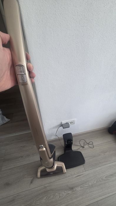 Aspirator vertical AEG CX7