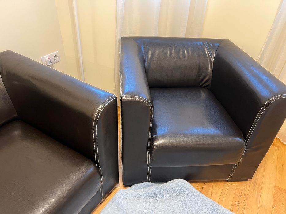 Кожен диван и единичен фотьойл