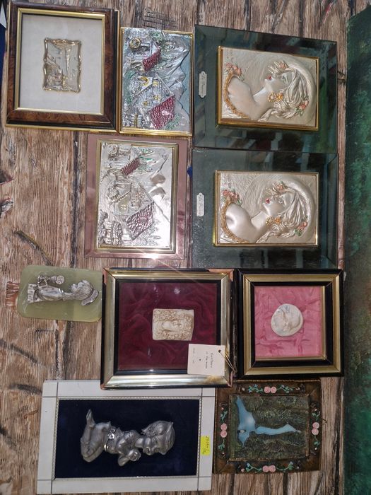 Релефни картини и с образ на жени