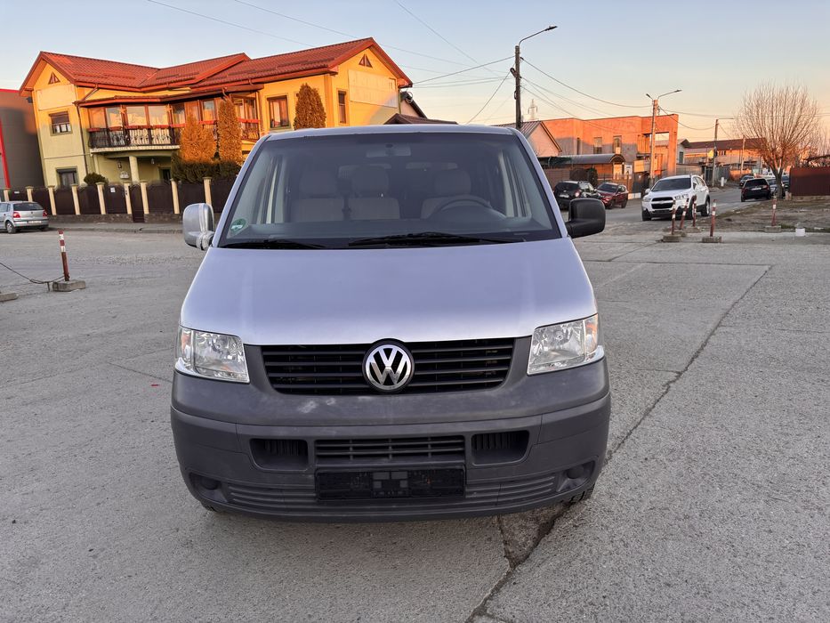 Vand vw transporter 1.9 TDI  8+1 locuri.