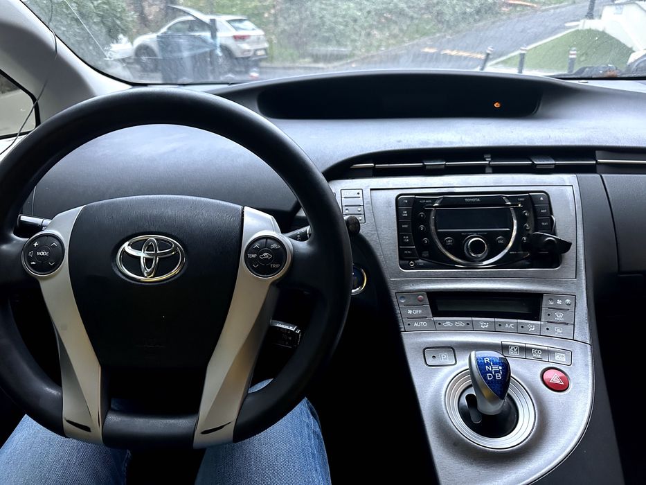 Vand Toyota Prius (prima inmatriculare decembrie 2012)- 6.200 euro