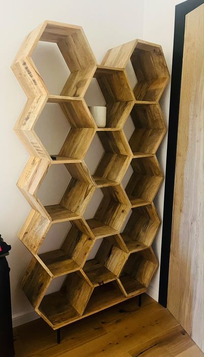 Biblioteca hexagonala  – design deosebit