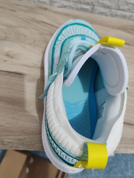 Vând adidași NIKE noi