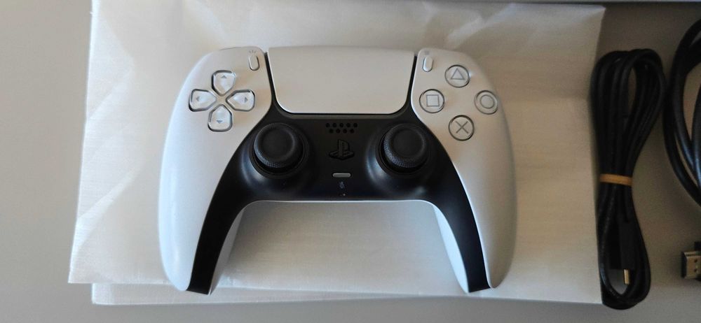 Реновирана конзола Sony Playstation 5 Disc, 825GB, 1 джойстик