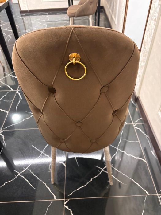 Столы и стулья в кафе