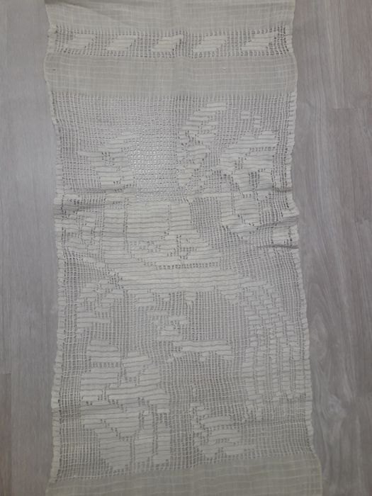 Stergar traditional cusut manual pe panza de borangic alb