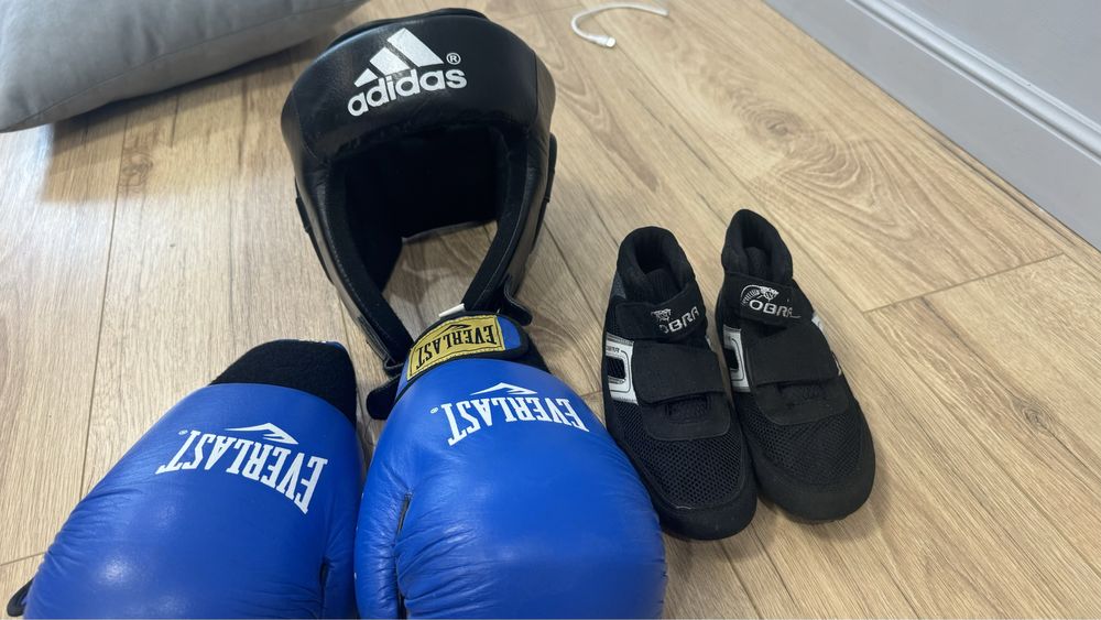 продам форму для бокса, перчатки боксерки  и шлем