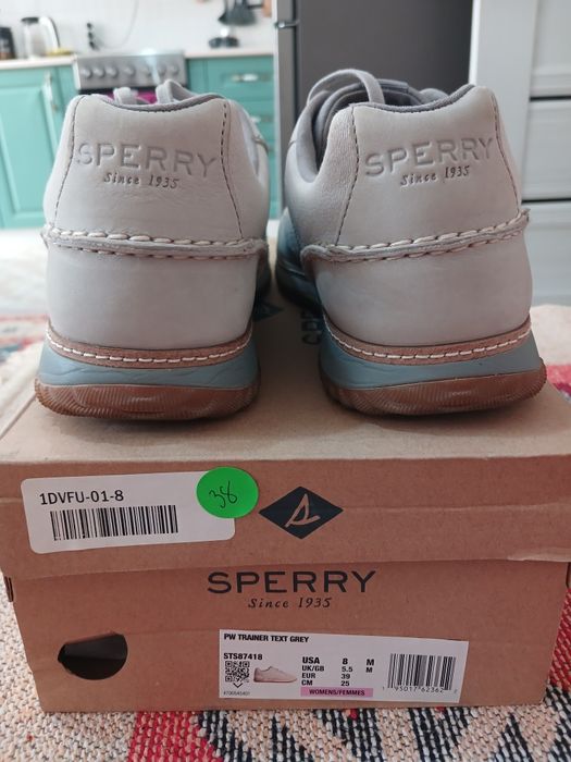 Кроссовки фирмы "Sperry"