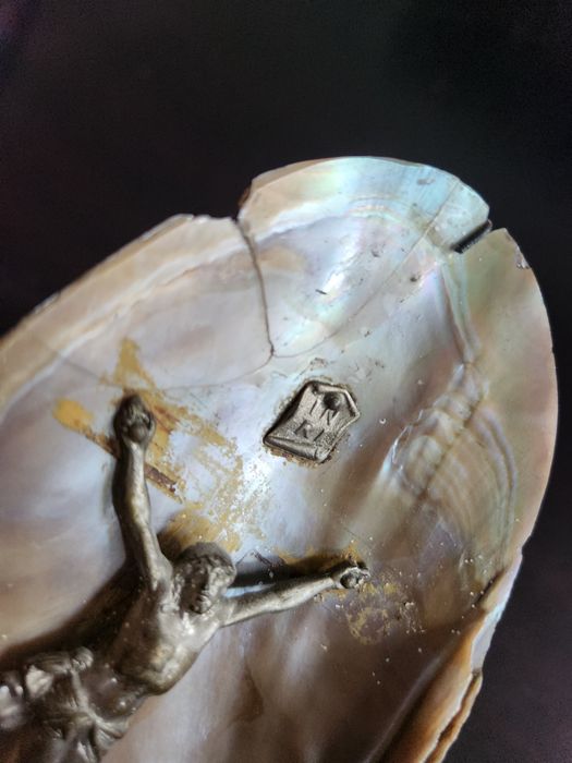 Винтидж разпятие в мида