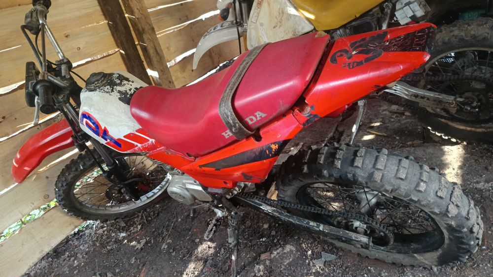Vând atv de 250 răcire pe apă si un cross de 150 pe un atv de 350 400