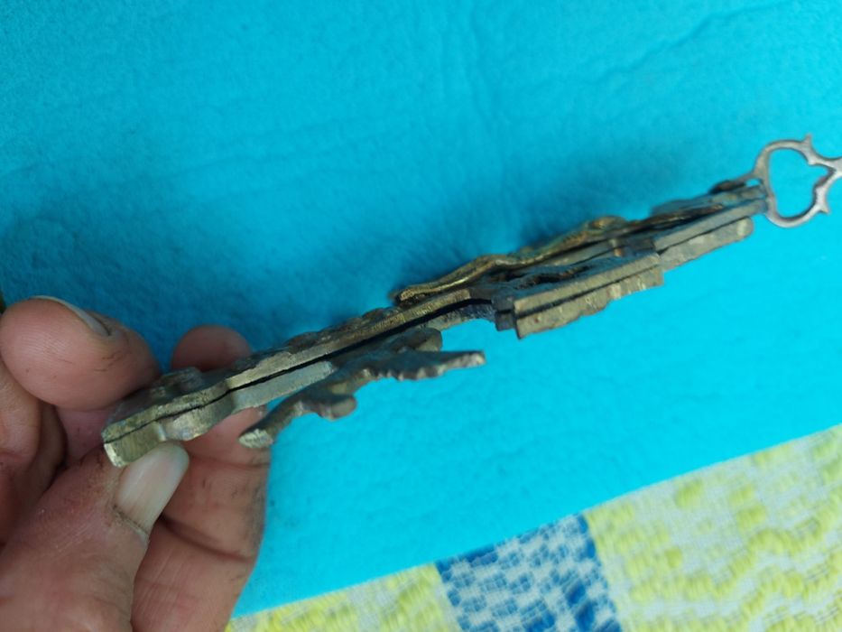 Crucea Caravaca secolul al XVII -lea realizata din bronz .dimensiuni:12×6 cm stare bună