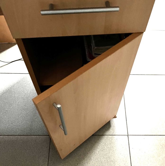 Офис обзавеждане за 4 работни места + шкафове + маса  със столове