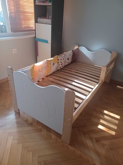 Детско дървено легло 160 × 80 см + матрак + предпазен борд с възглавници + детска възглавница за сън + 2 комплекта детско спално бельо Clasy (Турция).