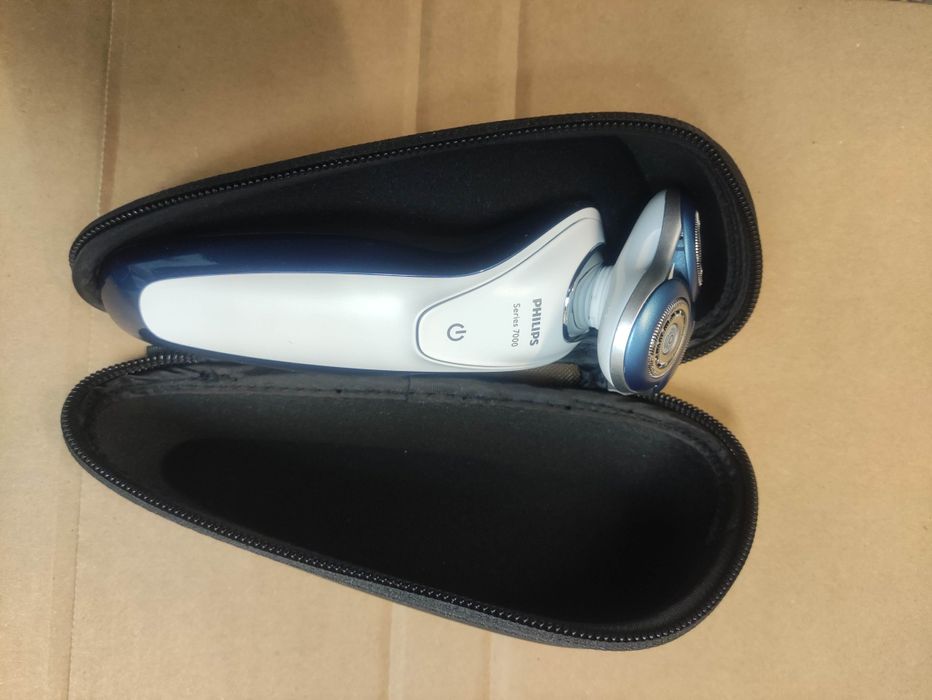 Продавам philips serie 7000