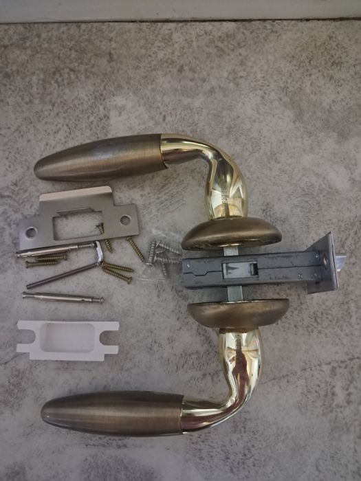 Продам дверную ручку