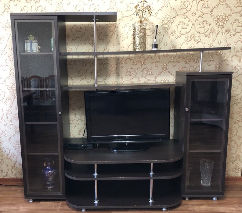 Тумба для телевизора и телевизор.