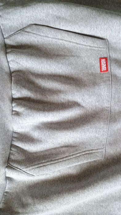 Продавам нов суичър Marvel ,размер Ххл