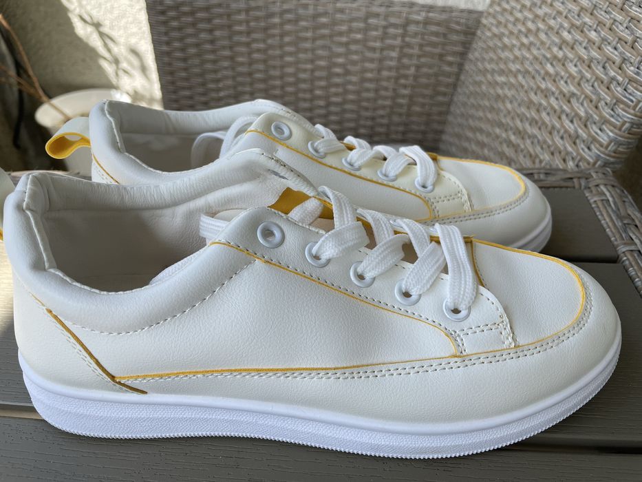 Обувки бели нови