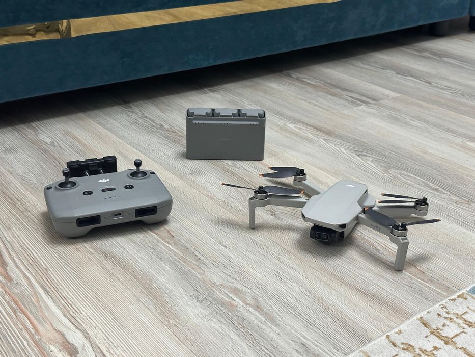 Продам дрон DJI MINI 2 FLY COMBO