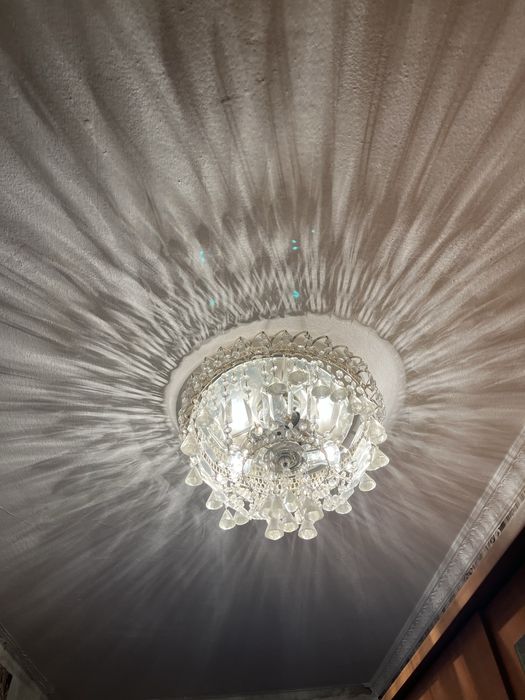 Продам хрустальные люстры в хорошем состоянии.