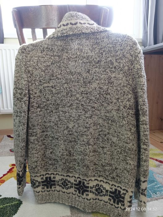 Ръчно плетена вълнена жилетка