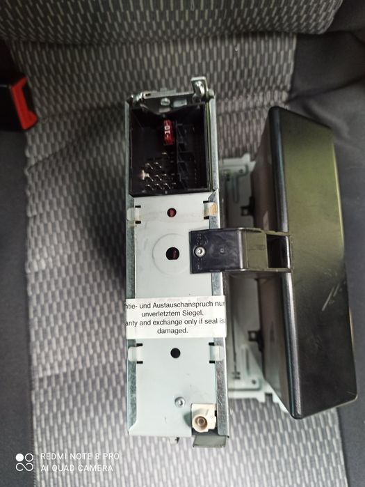 Оригинално радио с компактдиск и Aux кабел от Шкода Румсър

Оригин