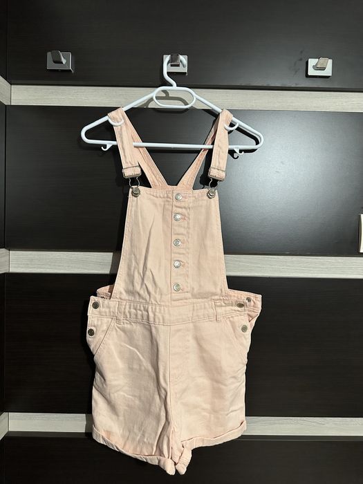 Къс дънков гащеризон.