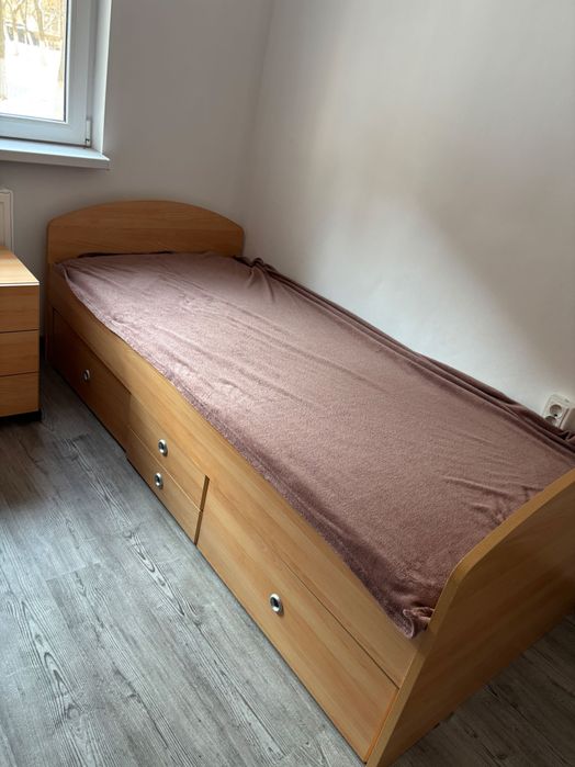 Pat de o persoană cu noptieră și saltea nouă – stare bună