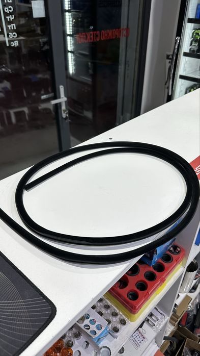 Уплотнитель крышки люка BMW E34.