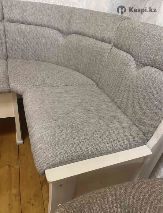 Кухонный уголок со стульями