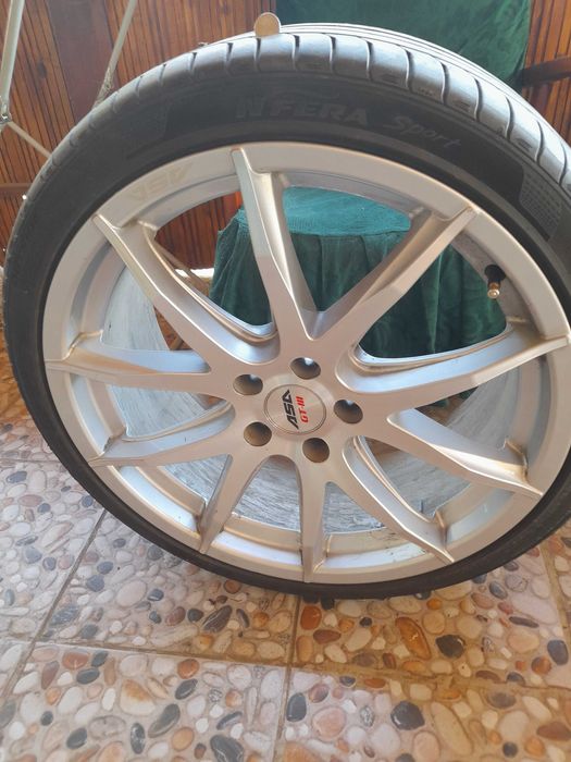 Jante plus cauciucuri de vară, mărimea 235/35ZR19. Dot 2024. Cauciucurile si jantele sunt impecabile. Nu sunt strâmbe sau sudate. Pt fi probate!