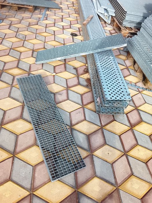 Vindem grătare zincată și trepte pentru scări și pentru spălătorie aut