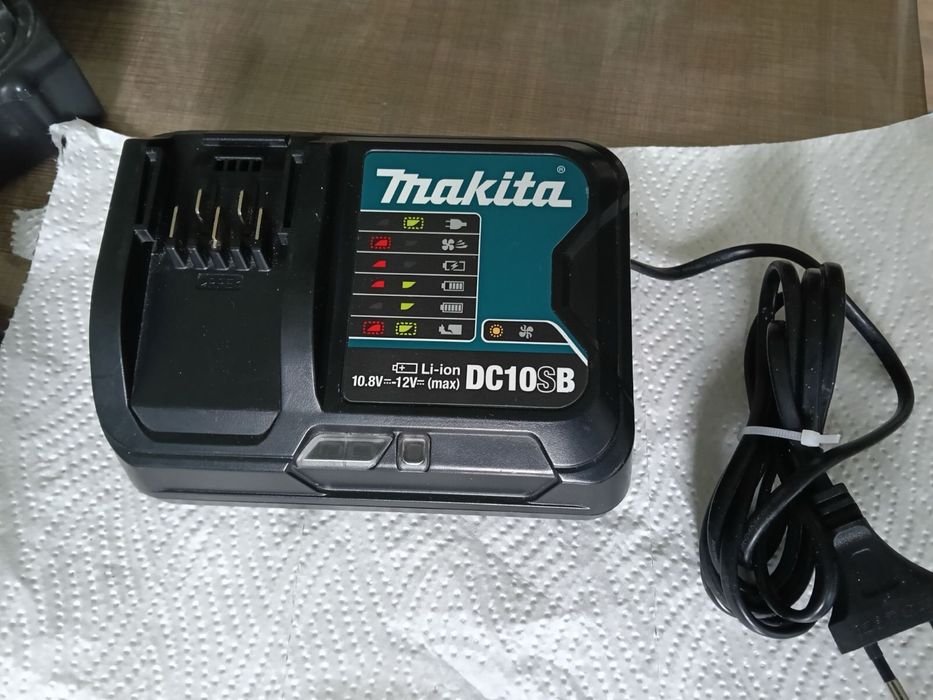 Професионално зарядно Макита 12 волта