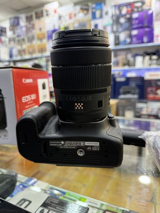 Продаётся Canon 80d кит