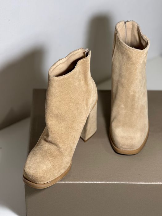 BATA botine beige, cu toc