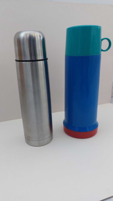 Termos din inox și termos din plastic