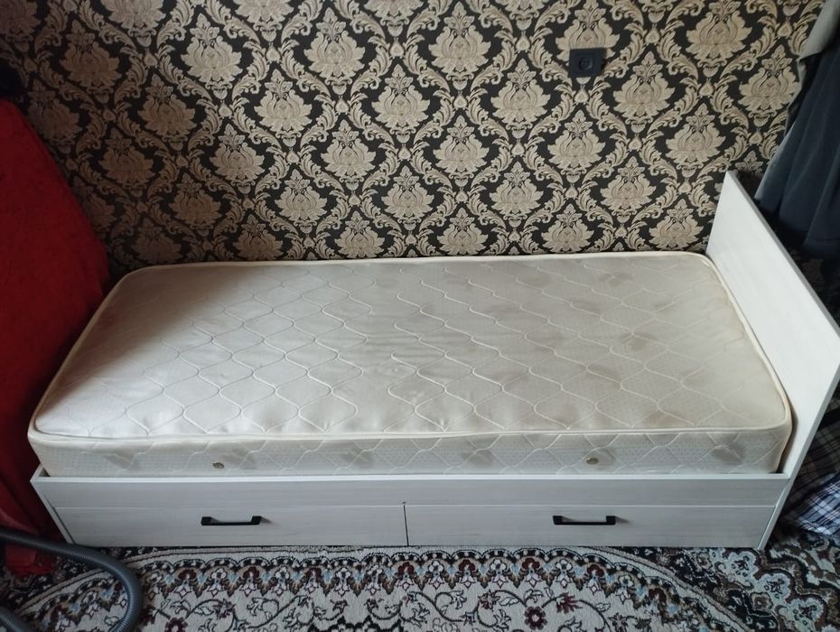 Бір адамдық  кроват сатылады.Срочна