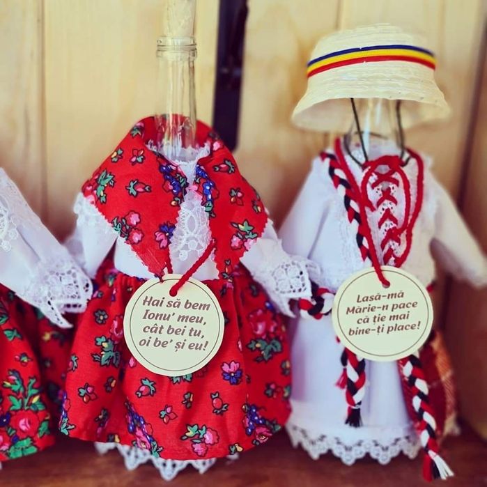 Sticle în costum popular de Maramureș