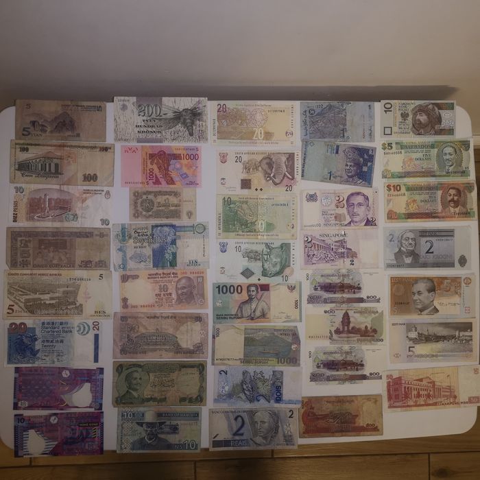 Lot 80 de bacnote din toata lumea inclusiv cateva Romanesti