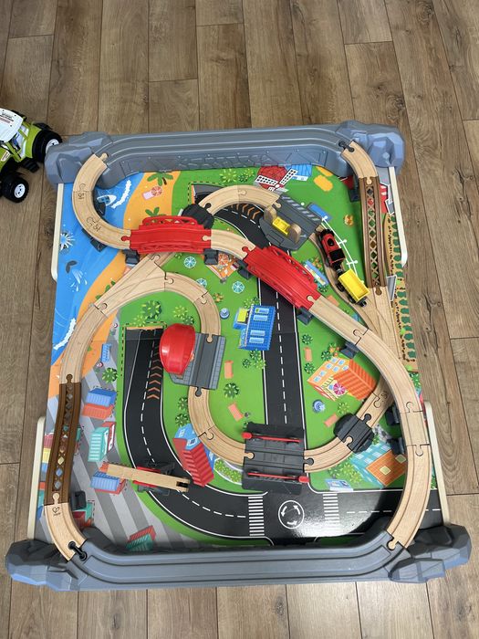 Hape - Дървена влакова композиция с маса