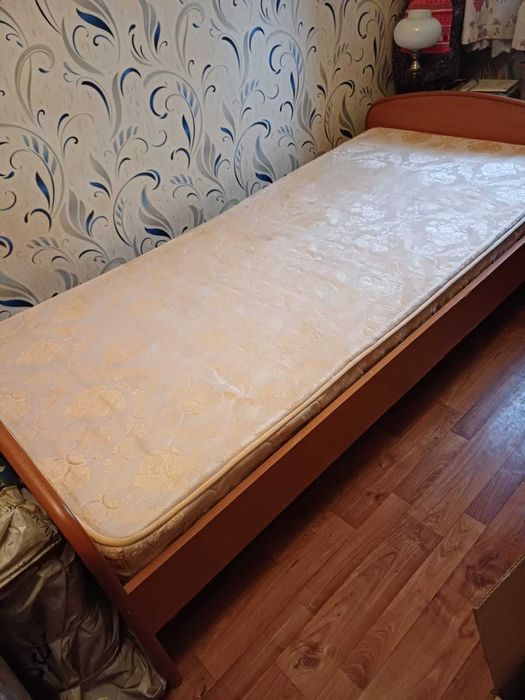Продам кровать с матрасом