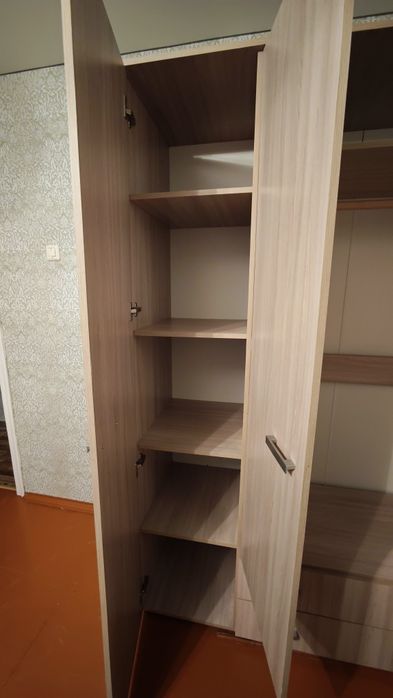 Шкаф для одежды с полками и ящиками